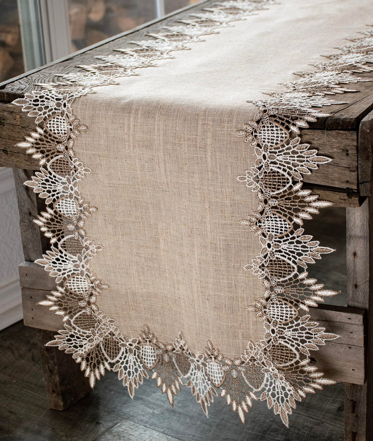Linens, Art and Things: runner de encaje beige para mesa elegante y centro decorativo.