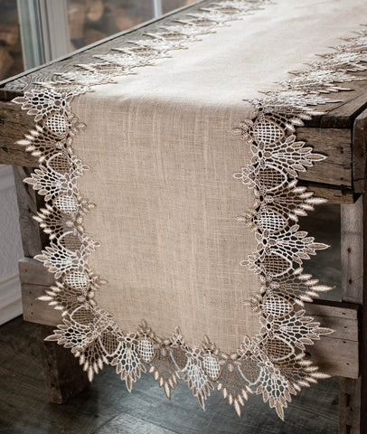 Linens, Art and Things: runner de encaje beige para mesa elegante y centro decorativo.