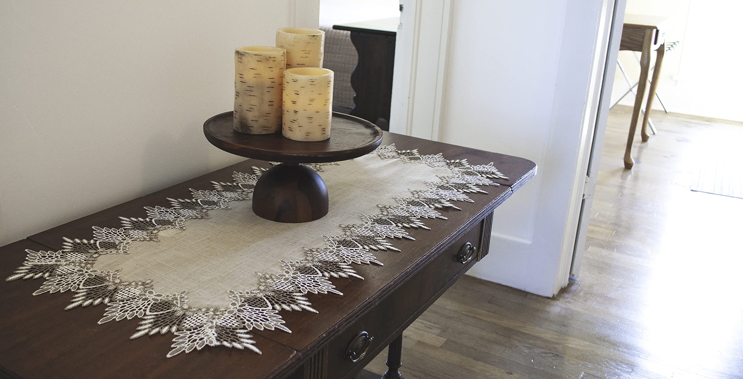 Linens, Art and Things: runner con encaje fino, ideal para mesa de café.