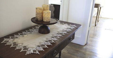 Linens, Art and Things: runner con encaje fino, ideal para mesa de café.