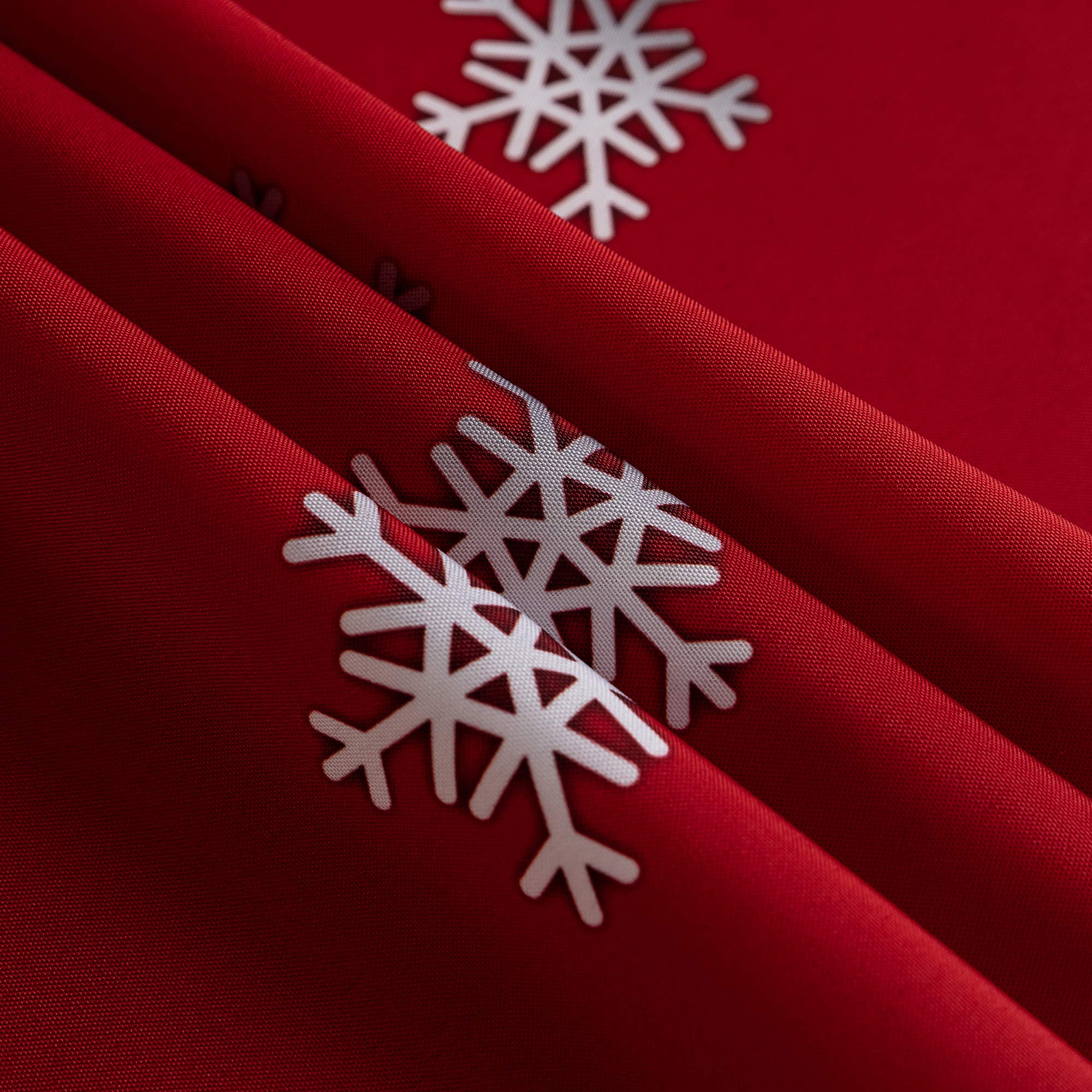 Cena navideña con mantel rojo Linnovo, color vivo y festivo
