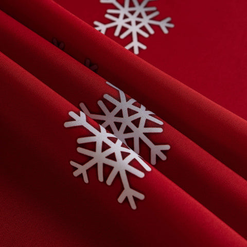 Cena navideña con mantel rojo Linnovo, color vivo y festivo