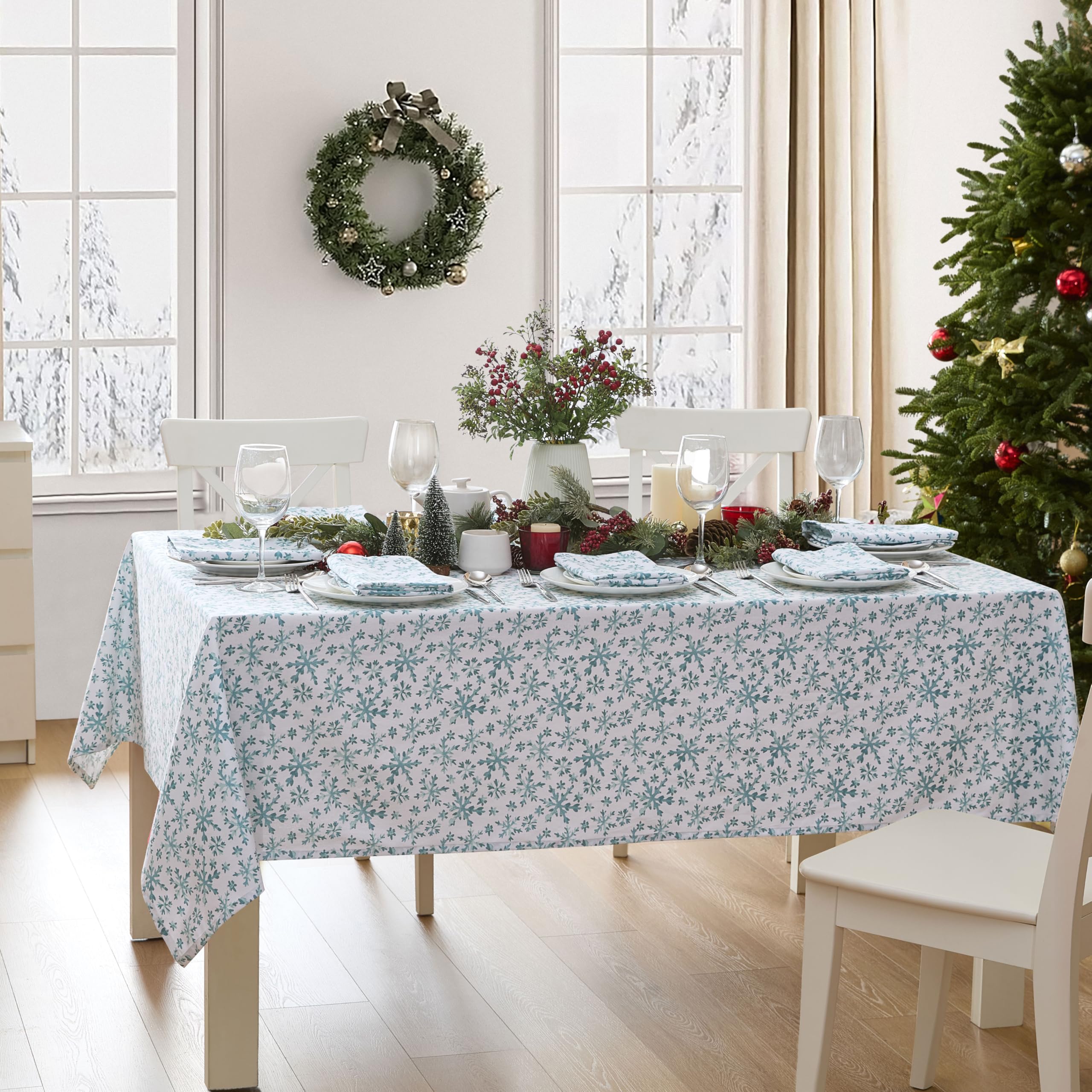 Primer plano de copos de nieve azules en mantel Lintex para ambiente invernal