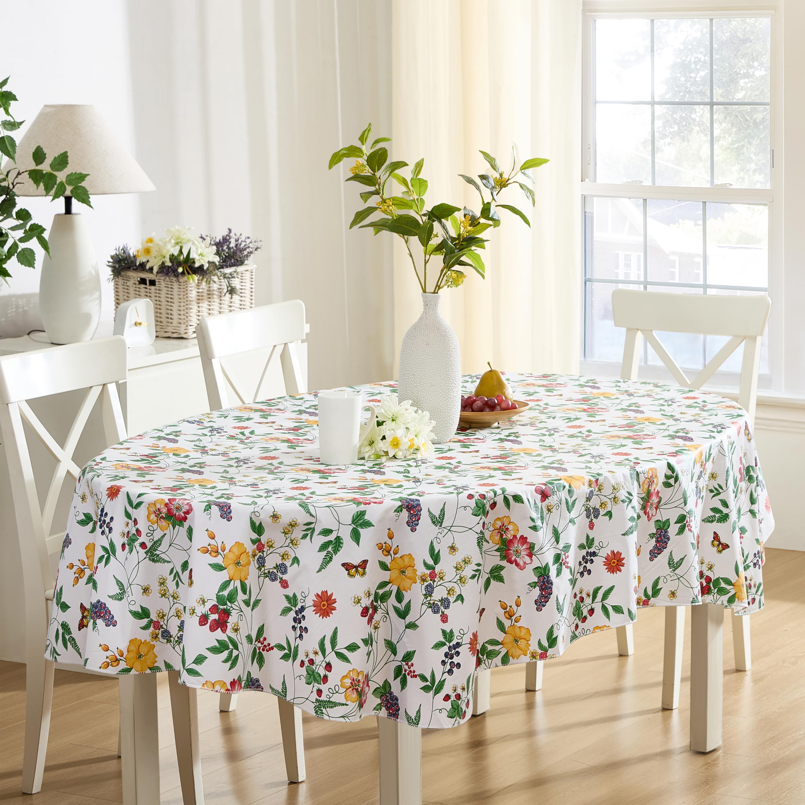 Diseño colorido de bayas y flores que anima la mesa