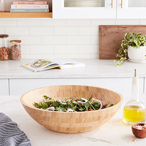 Ensaladera de bambú Lipper International aspecto artesanal para hogar moderno.