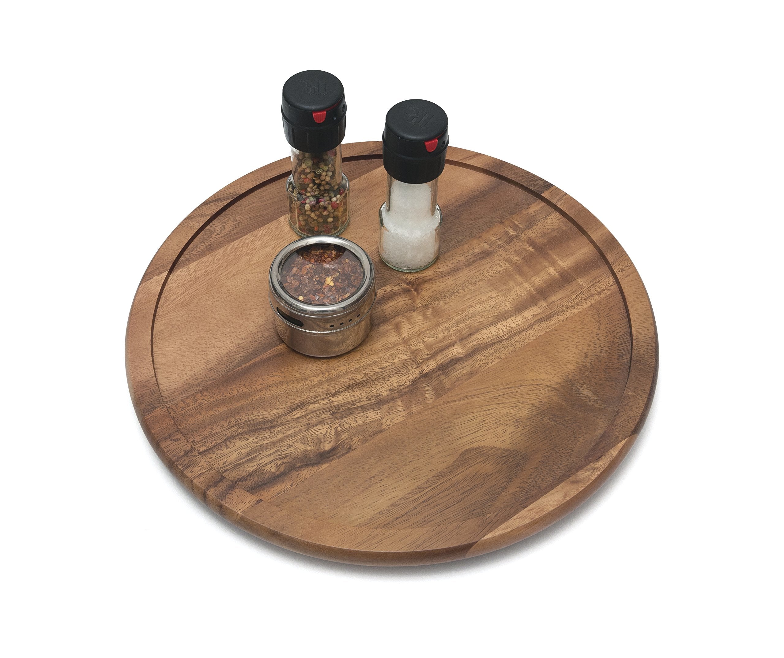 Tabla de acacia con borde exterior de Lipper International para evitar derrames al girar.