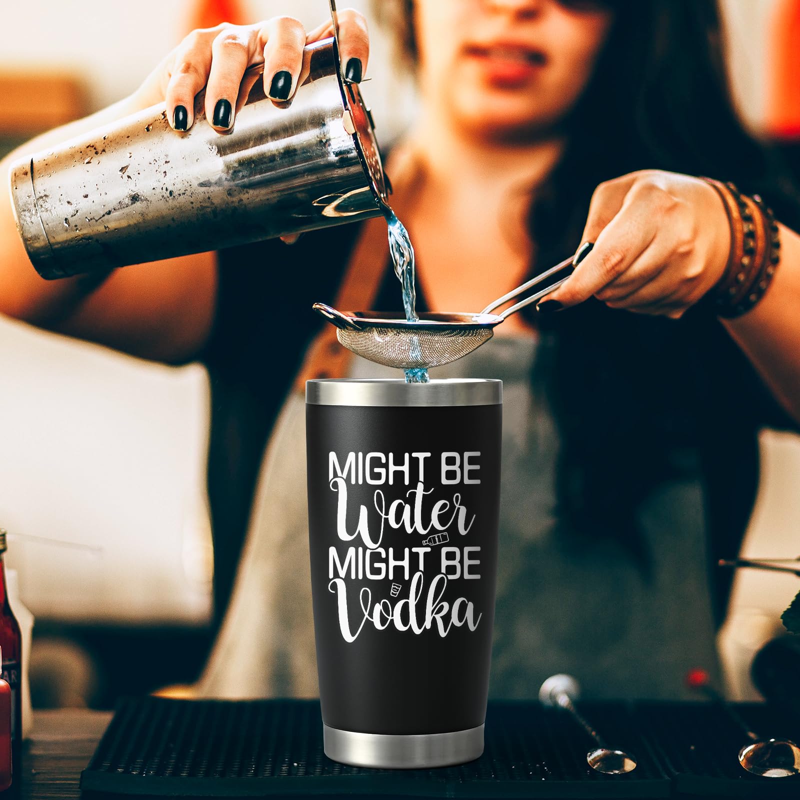 Vaso LiqCool cabe en porta vasos de coche para viajes.