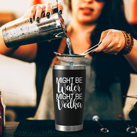 Vaso LiqCool cabe en porta vasos de coche para viajes.