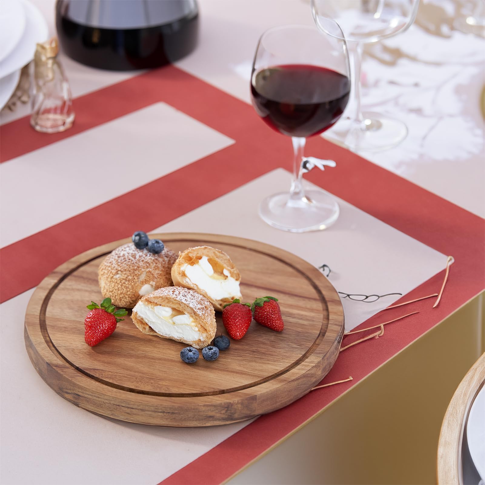 LiTY: tapa acrílica irrompible, protege postres sin perder vista.