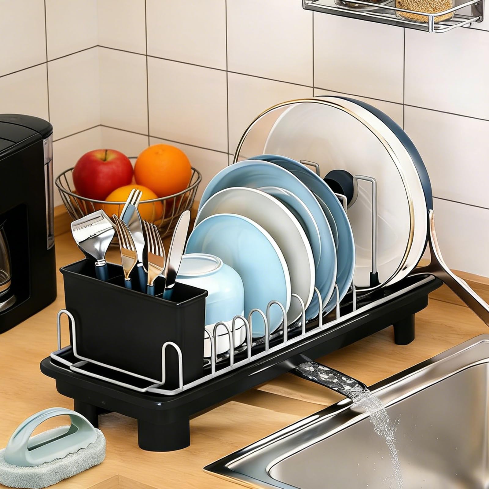 Liucocotos escurridor compacto en encimera, ideal para cocinas pequeñas.