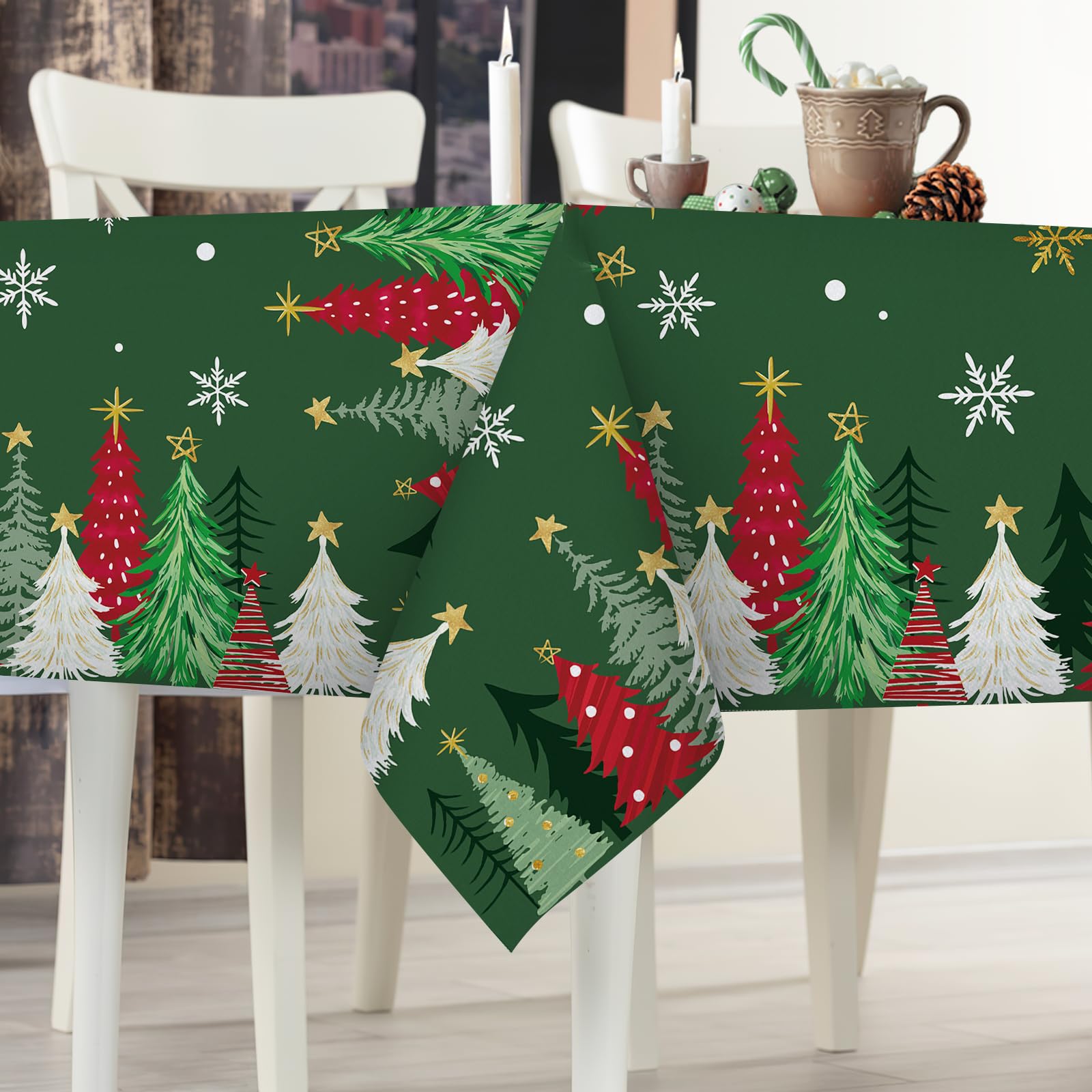 Mantel Livcoz con pinos y nieve, diseño festivo para reuniones en interior.