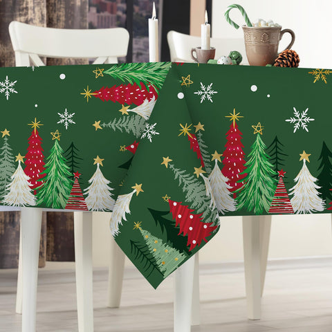 Mantel Livcoz con pinos y nieve, diseño festivo para reuniones en interior.