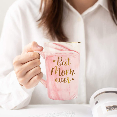 Livinges Best Mom Ever mug en mano, tamaño cómodo 12 oz