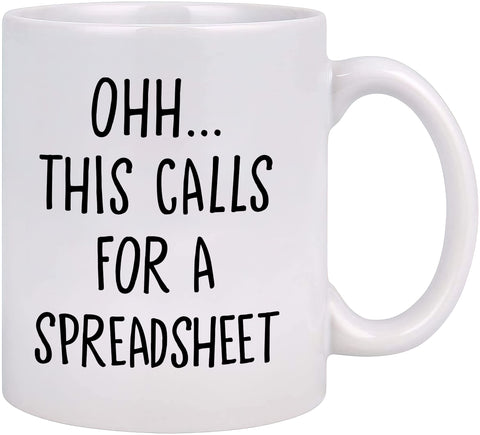 Taza Livinges de oficina con hoja de cálculo para café diario.
