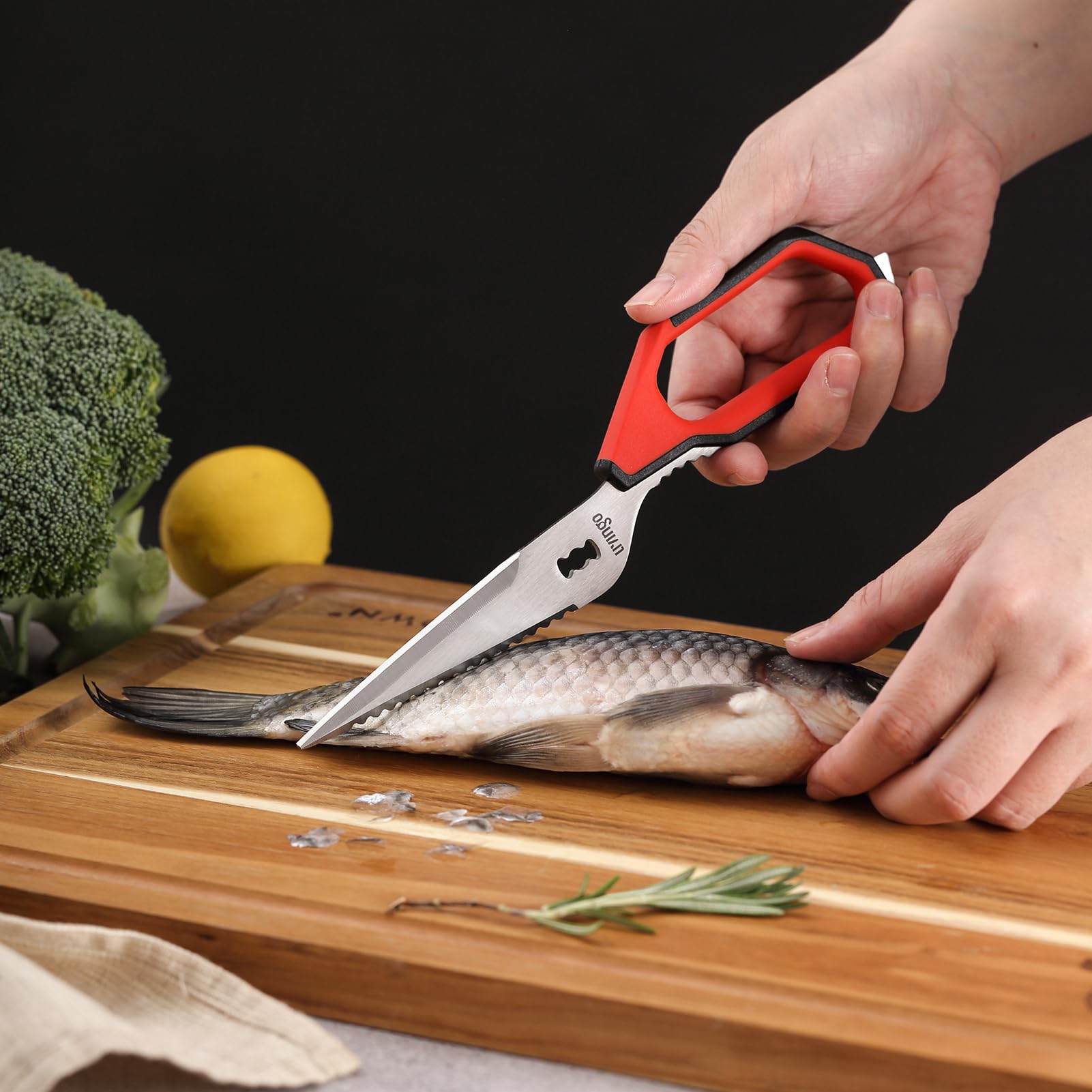 Tijeras de cocina LIVINGO para uso multipropósito en preparación de alimentos.