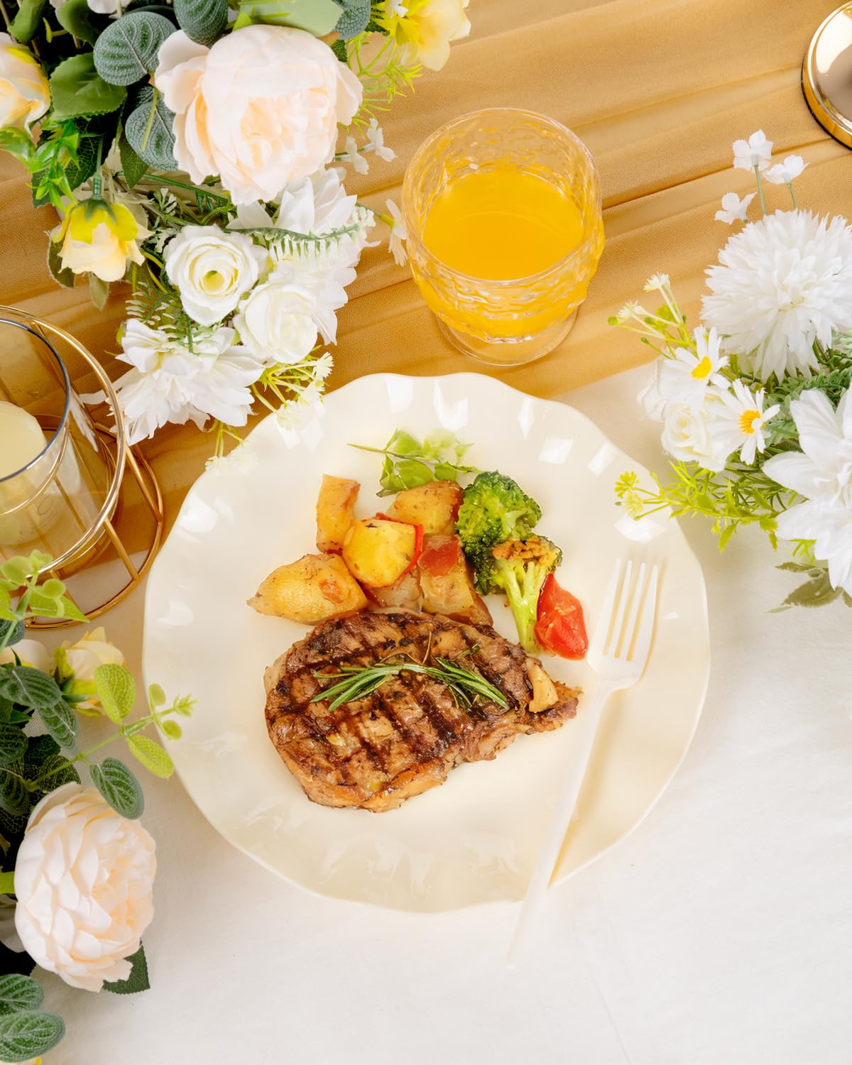 LIYH juego reutilizable de platos beige para fiestas y reuniones.
