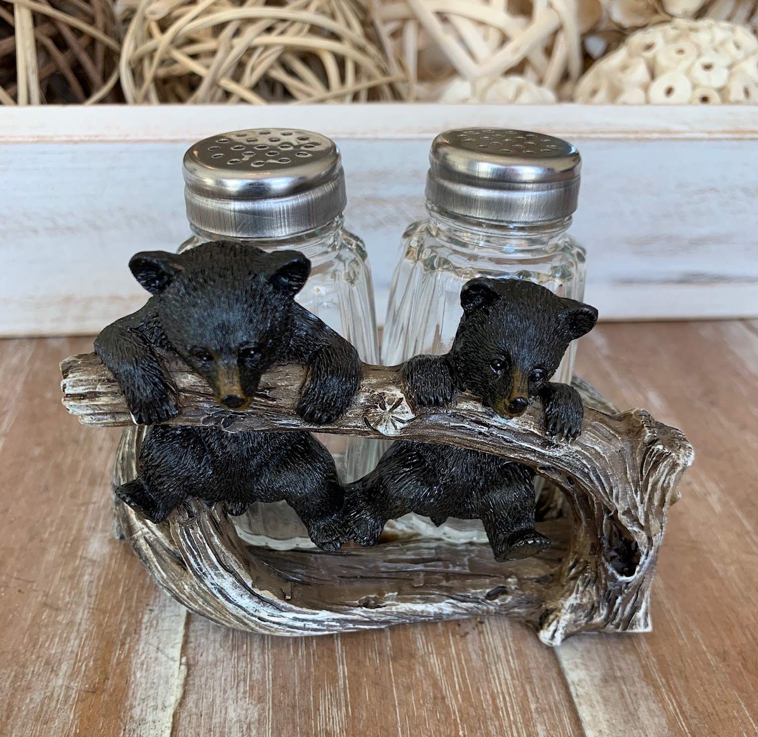 LL Home De Leon Collections: portasal y pimienta con osos sobre rama, ideal para decoración funcional
