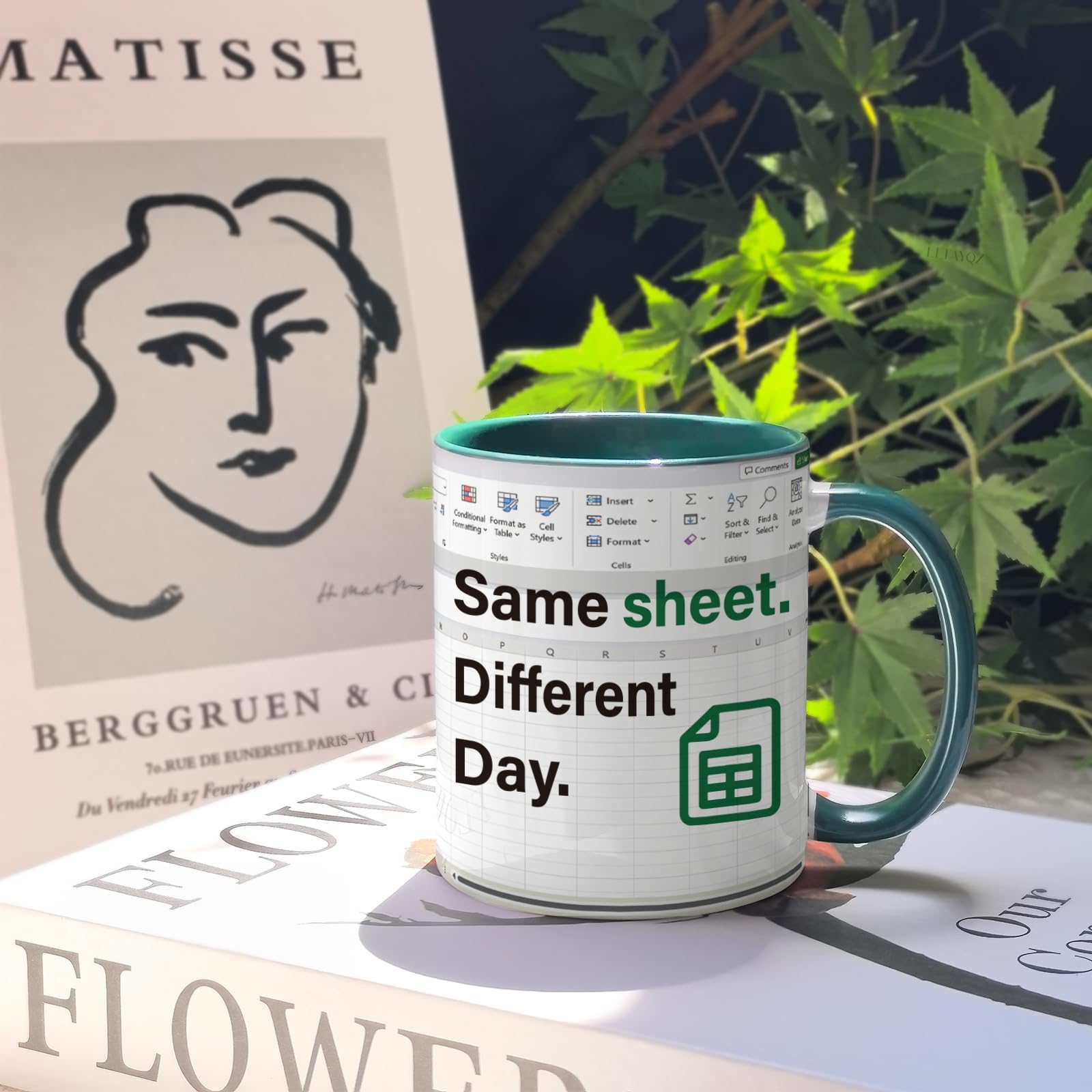 Taza LLTAYQZ con mango ergonómico, agarre cómodo al tomar café.