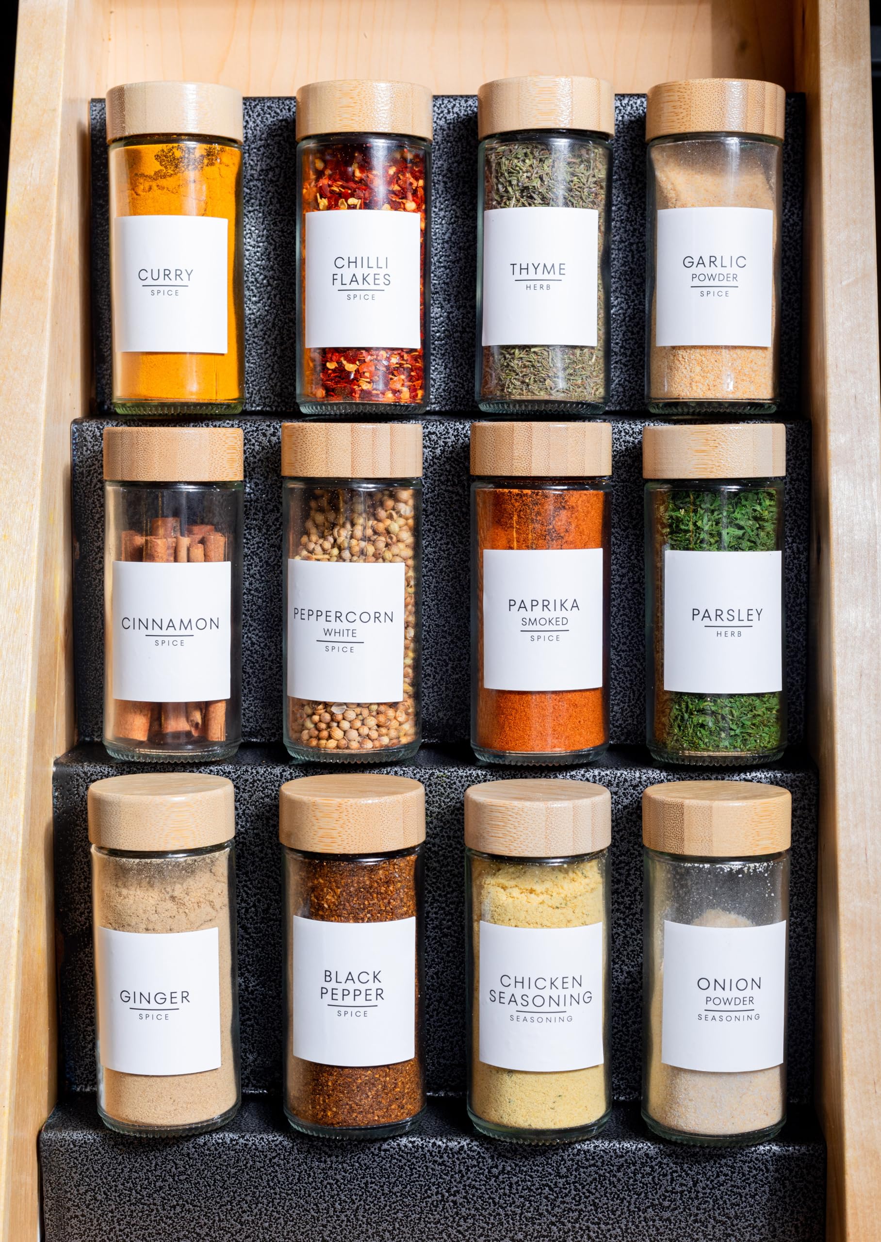 Locale Labels diseño-moderno-jarros-condimentos-vidrio claros para cocinas contemporáneas.