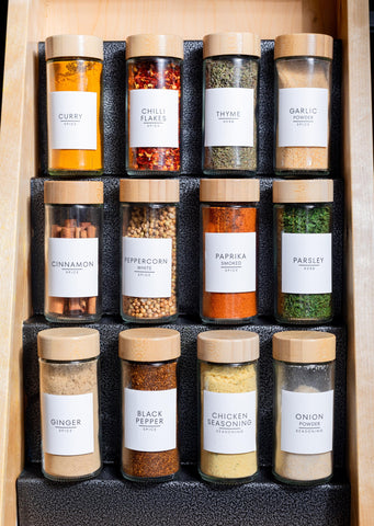 Locale Labels diseño-moderno-jarros-condimentos-vidrio claros para cocinas contemporáneas.