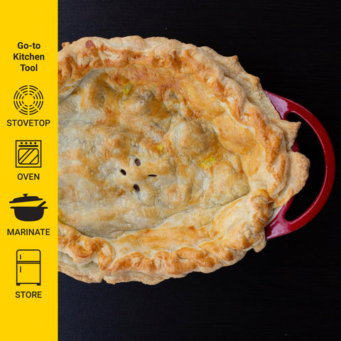 Lodge cazuela oval esmaltada apta para horno hasta 500 °F, ideal para guisos.