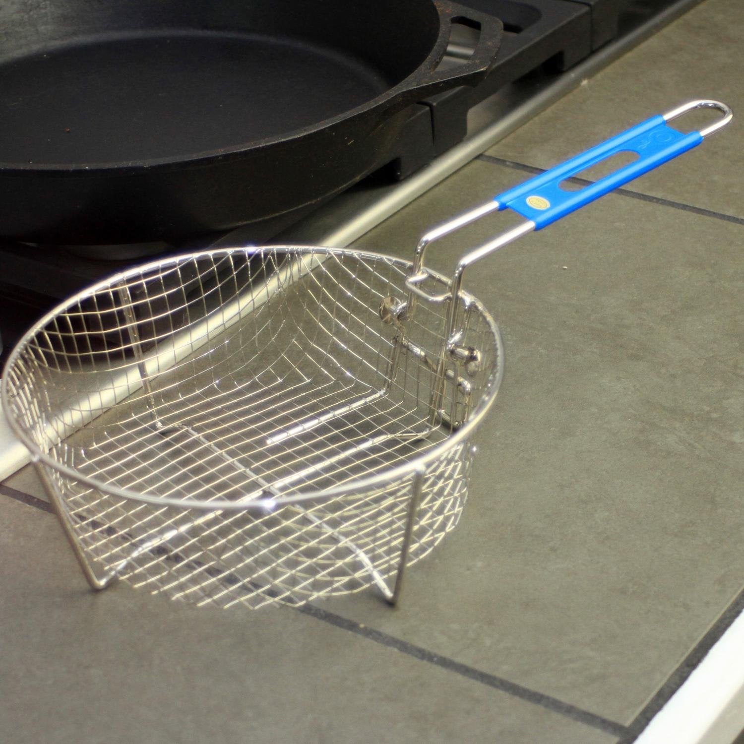 Cesta Lodge con mango plegable y gancho de drenaje para almacenamiento compacto.