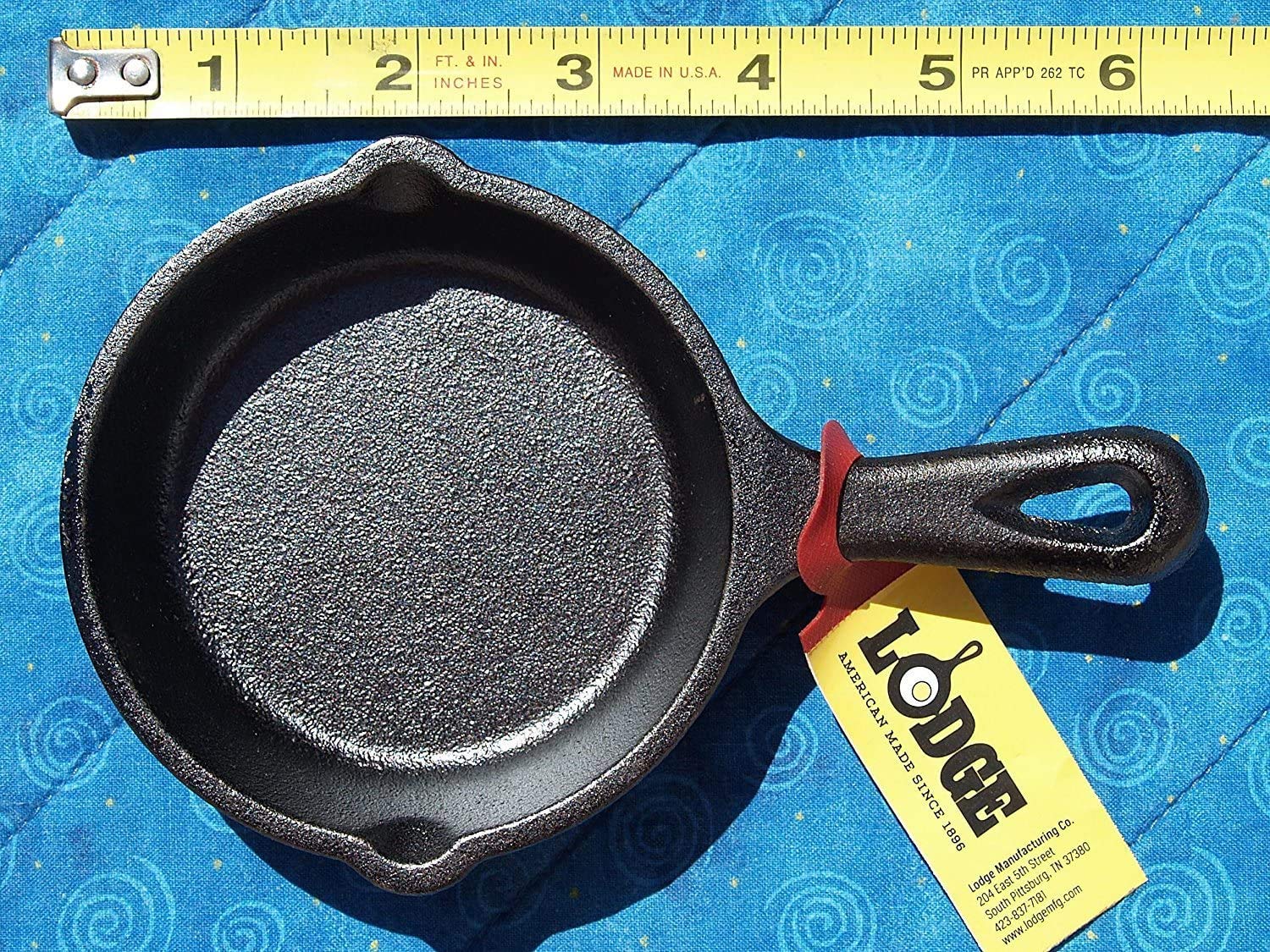 Lodge mini sartén 3,5 pulgadas, frontal, porciones pequeñas y cocción rápida.