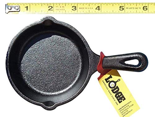 Lodge mini sartén de hierro fundido, superficie antiadherente, fácil limpieza tras cocinar.