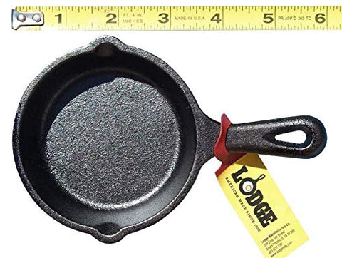 Lodge mini sartén de hierro fundido, superficie antiadherente, fácil limpieza tras cocinar.