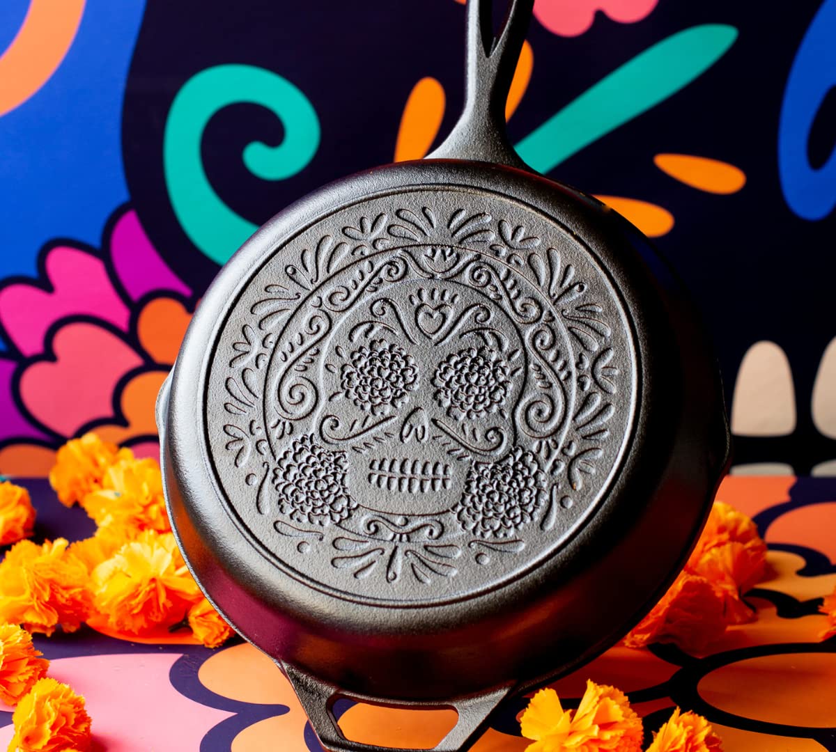 Sartén Lodge con grabado en relieve de calavera para recetas artísticas.