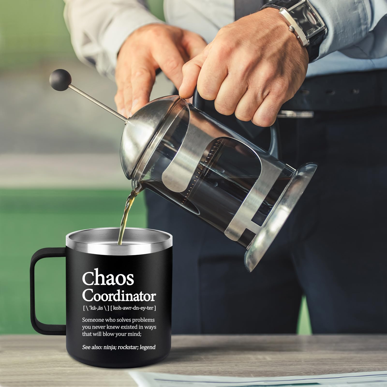 Loecuxe Chaos Coordinator Mug 14oz: diseño ergonómico para sujetar cómodamente.