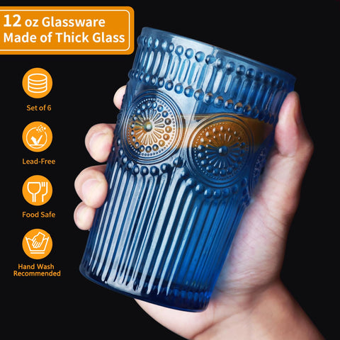 Detalle del vaso alto Loivttvv con relieve acanalado azul.
