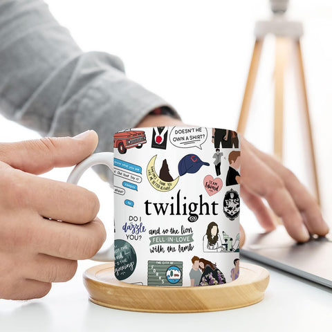 Uso diario de la taza LONGXIN Twilight para café caliente con asa ergonómica.