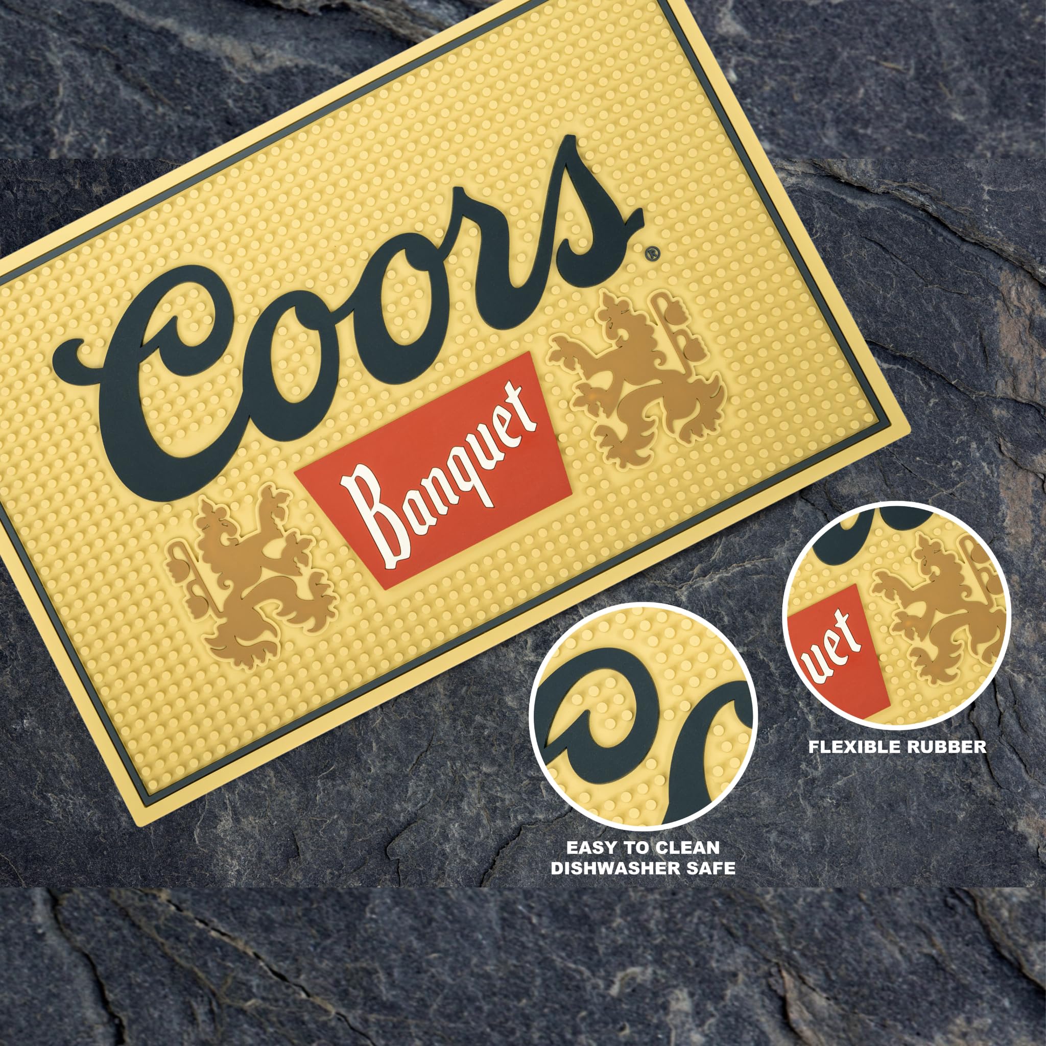 Diseño con logo Coors Banquet mejora la estética de la barra y el café.