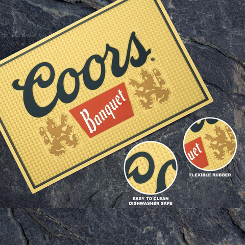 Diseño con logo Coors Banquet mejora la estética de la barra y el café.