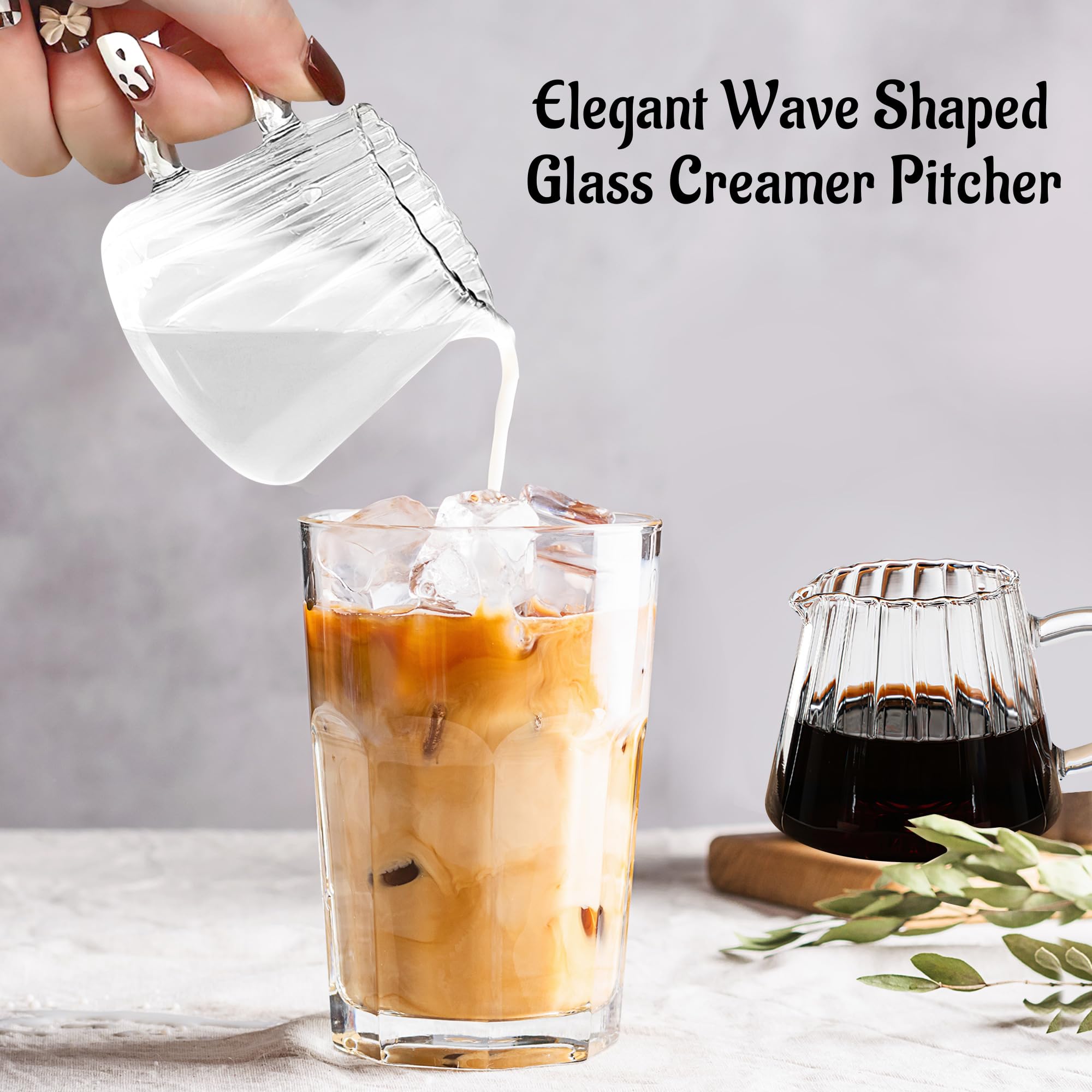 Cremero de cristal Loscarol con pico antigoteo para verter sin derrames.