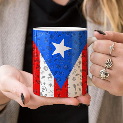 Detalle de símbolos inspirados en Puerto Rico que decoran la taza.