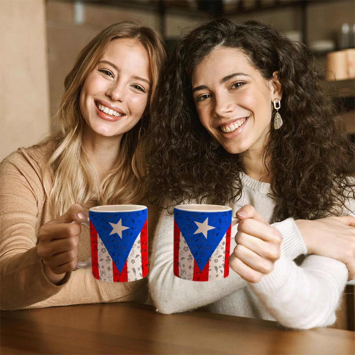 Taza Lotacy en mano para bebidas calientes y momentos de nostalgia.