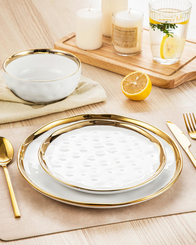 LOVECASA vista de mesa completa con vajilla blanca y brillo dorado