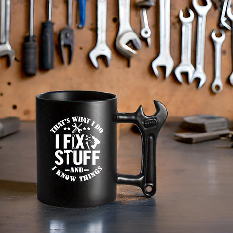 Taza LOZACHE detalle de la llave, enfatiza el tema de herramientas.