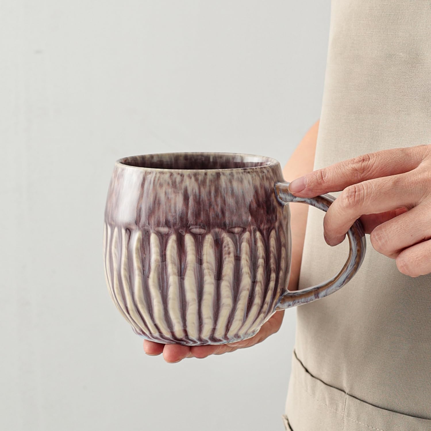Taza lpylxingyan morada con acabado Raku, ideal para cafés abundantes.