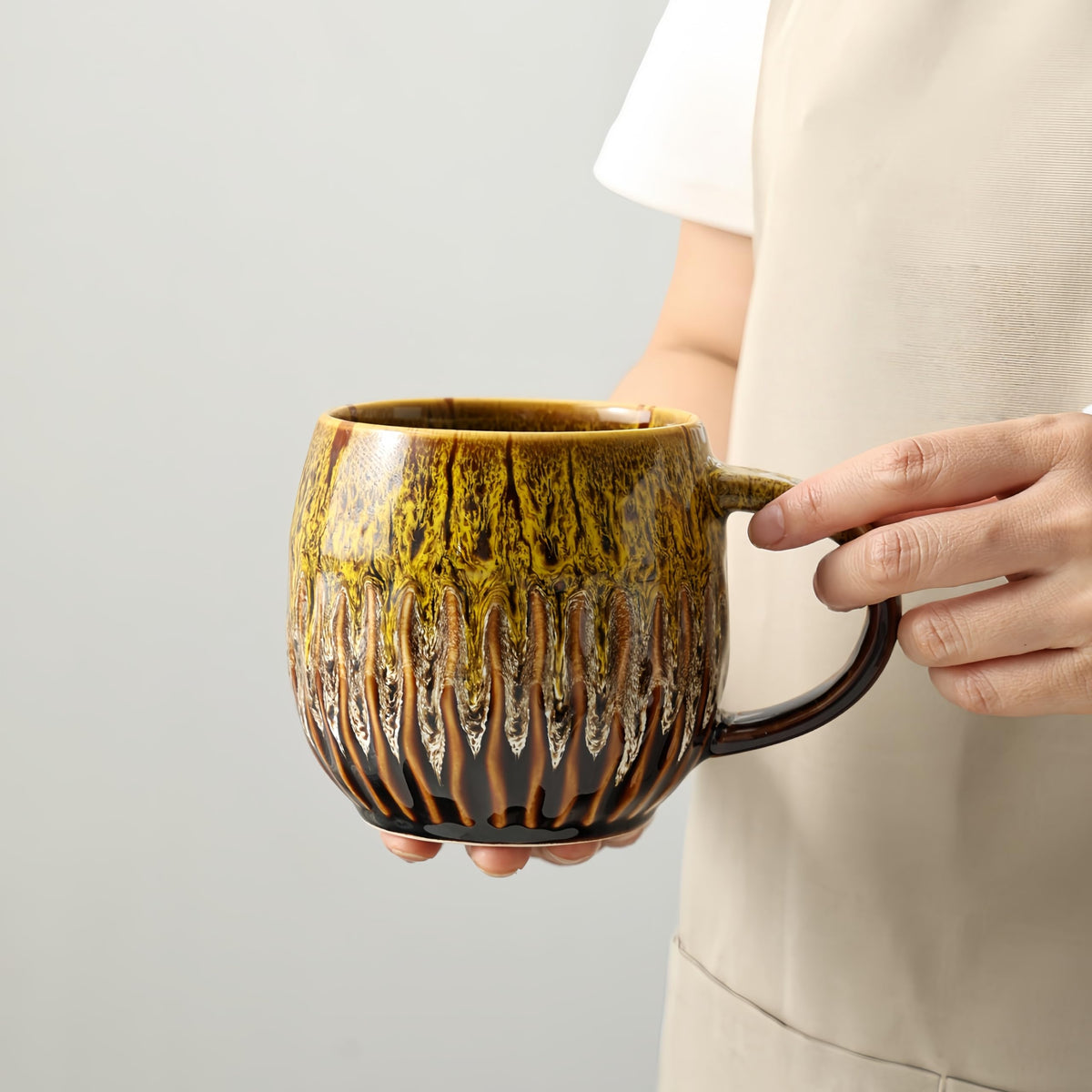 Taza lpylxingyan veinte onzas con diseño Raku único, ideal para un café matutino distintivo.
