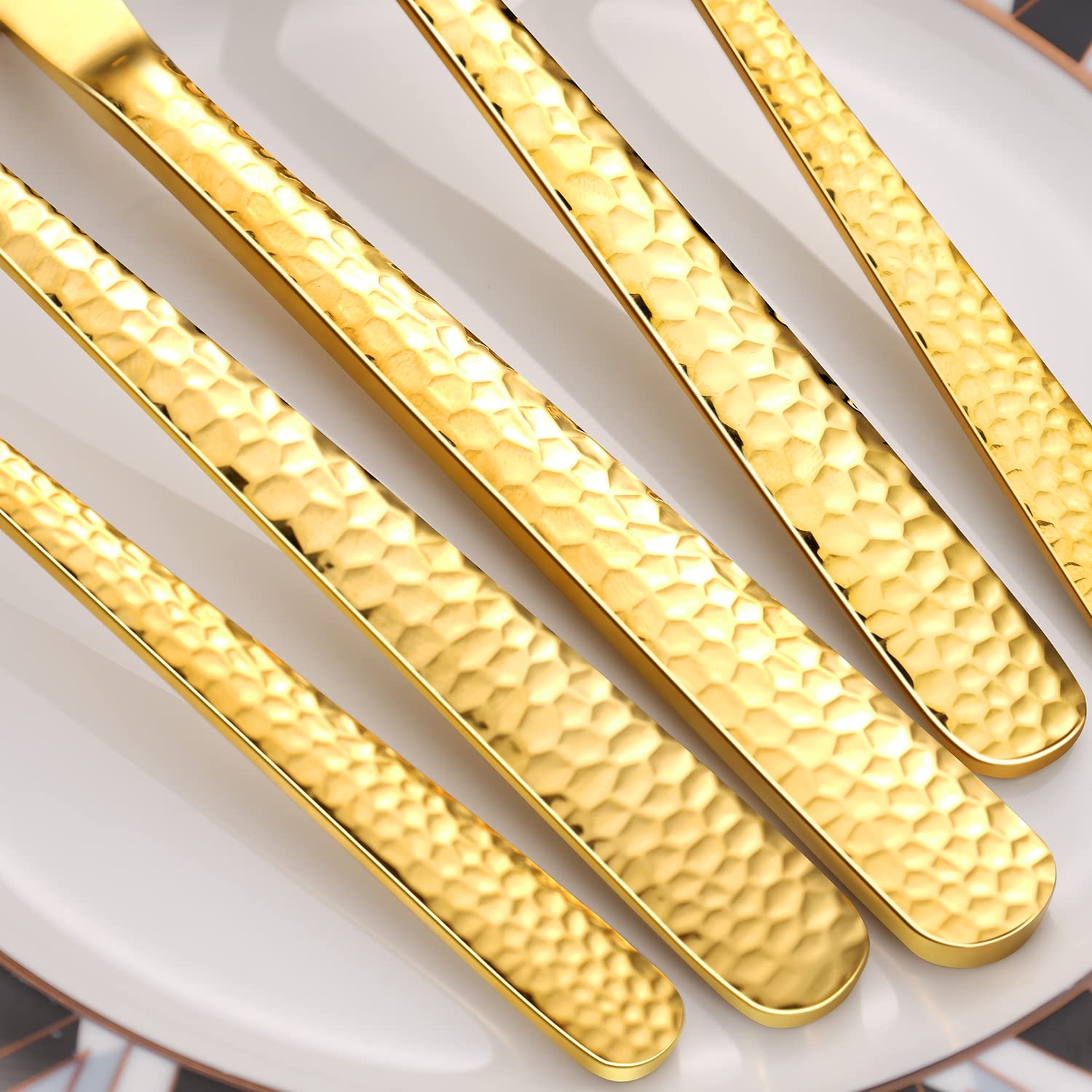 Regalo elegante con cubiertos LSTOXS dorados para ocasiones especiales.