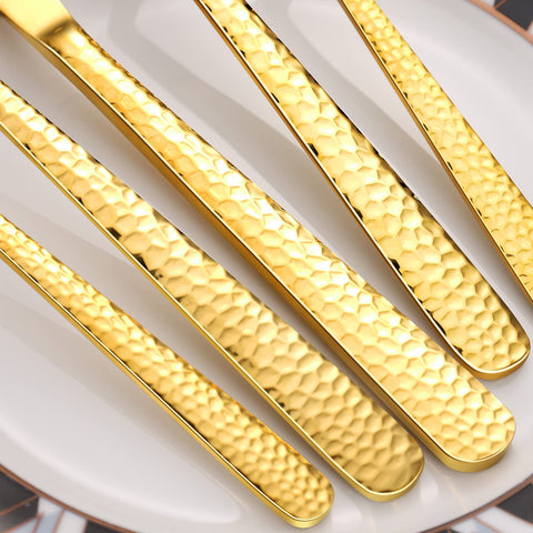 Regalo elegante con cubiertos LSTOXS dorados para ocasiones especiales.