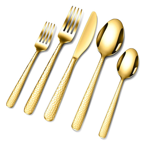 Cuberteria LSTOXS con acabado martillado dorado, ideal para cenas elegantes.