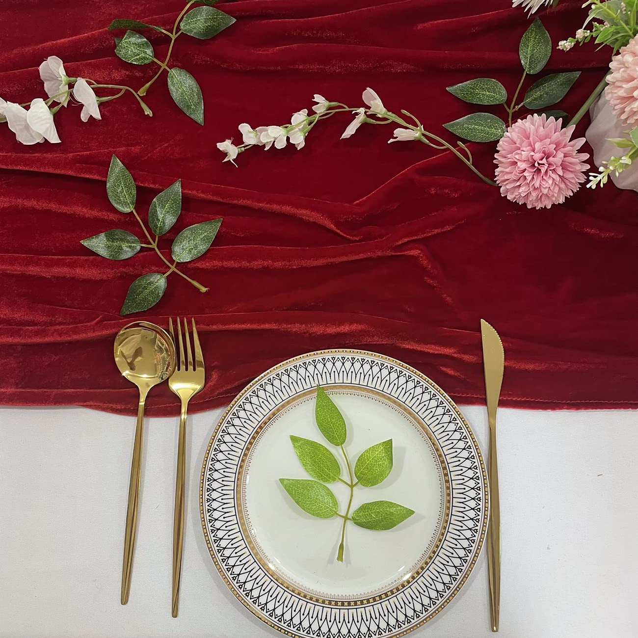 Caída suave del mantel para mesas de banquete y celebraciones.