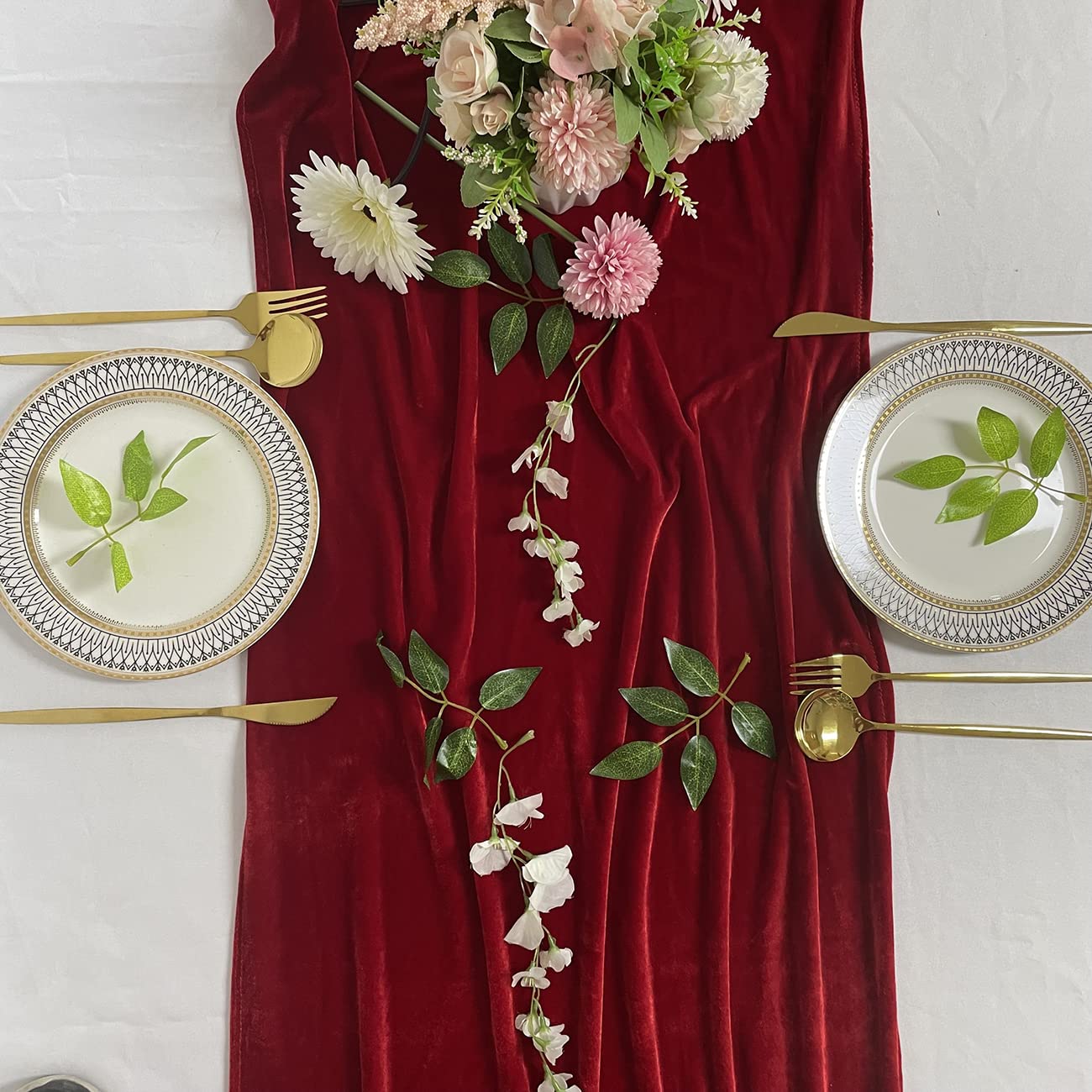 Decoración de mesa con mantel rojo de Luchuan para eventos especiales.