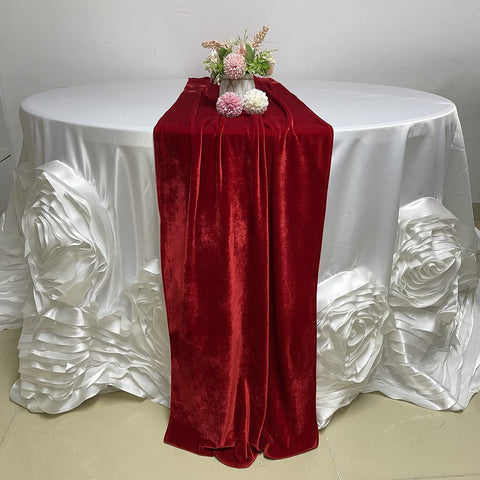 Mantel Luchuan de terciopelo rojo, vista superior para bodas elegantes.