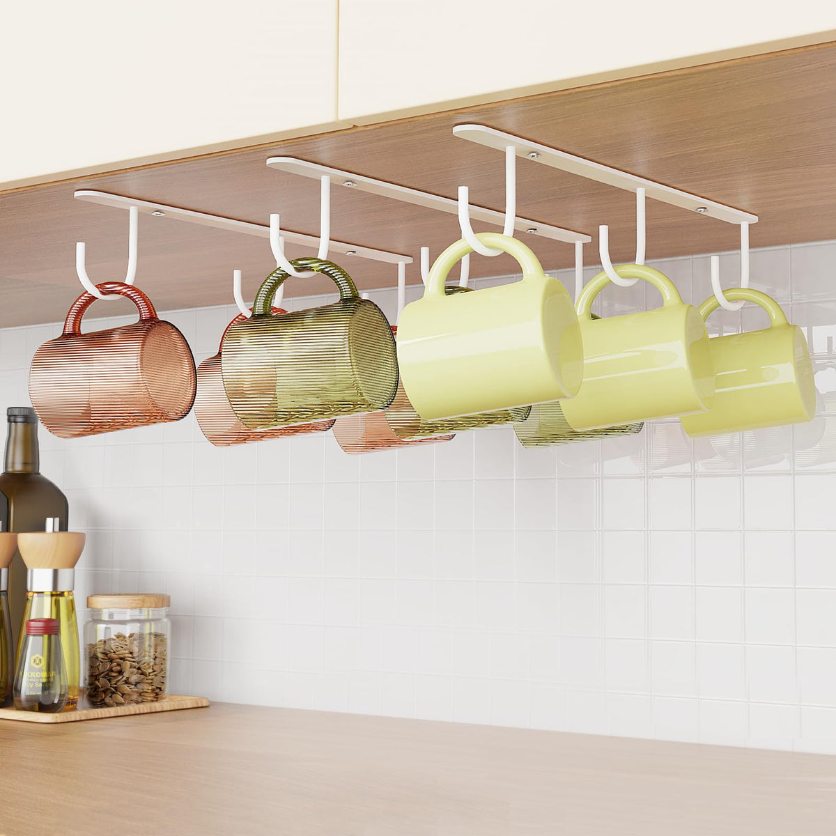 Luckinow: tres ganchos para tazas bajo mueble, ahorro de espacio.