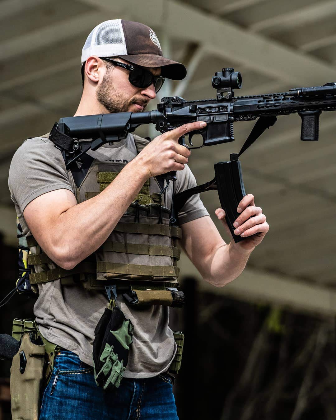 Lucky Shot detalle diseño cargador AR-15 en vidrio, añade un toque único a tus brindis.